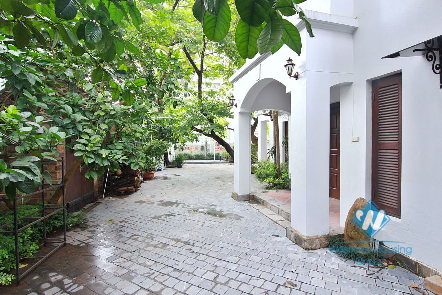 Cosy house with large yard and garden for lease in Xuan Dieu street, Tay Ho, Hanoi