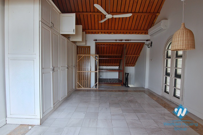 Lake view house for rent in Quang An street, Tay Ho district