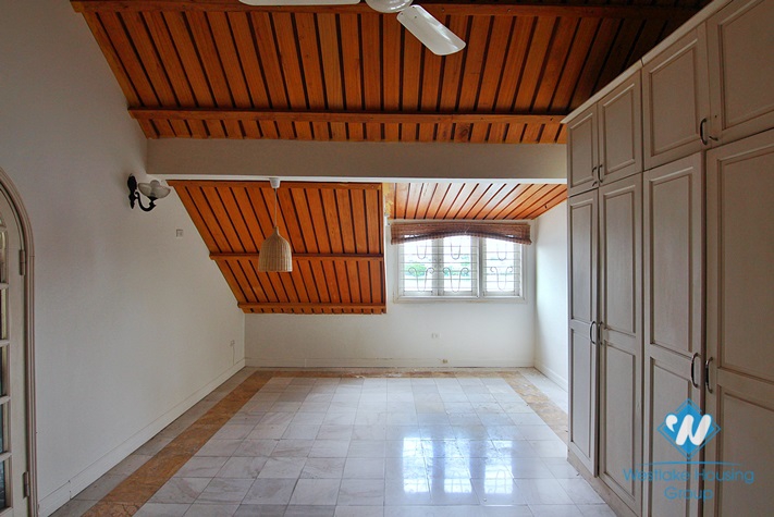 Lake view house for rent in Quang An street, Tay Ho district