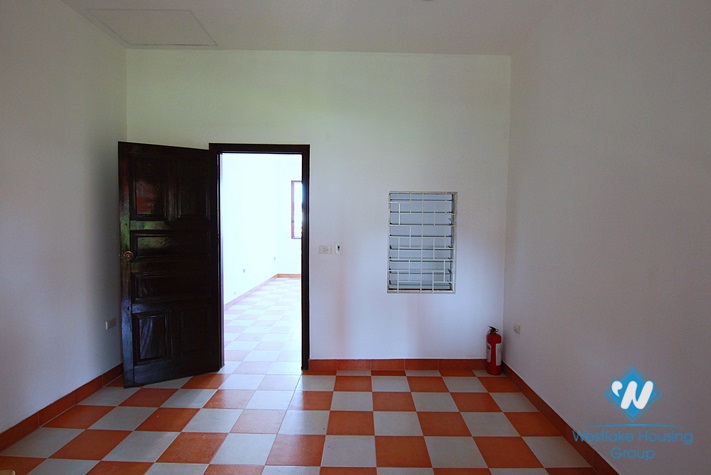 Unfurnished house for rent in Xuan Dieu street, Tay Ho, Ha Noi