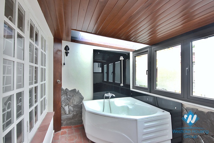 Lake view house for rent in Quang An street, Tay Ho district
