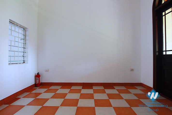 Unfurnished house for rent in Xuan Dieu street, Tay Ho, Ha Noi