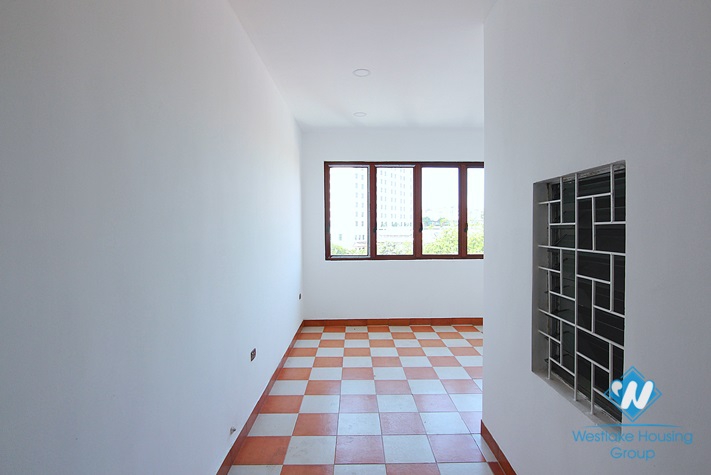 Unfurnished house for rent in Xuan Dieu street, Tay Ho, Ha Noi