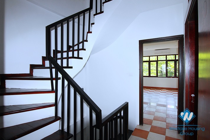 Unfurnished house for rent in Xuan Dieu street, Tay Ho, Ha Noi