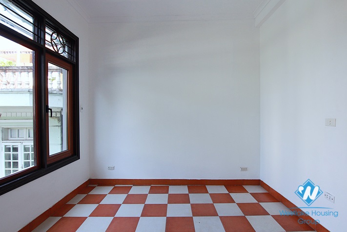 Unfurnished house for rent in Xuan Dieu street, Tay Ho, Ha Noi