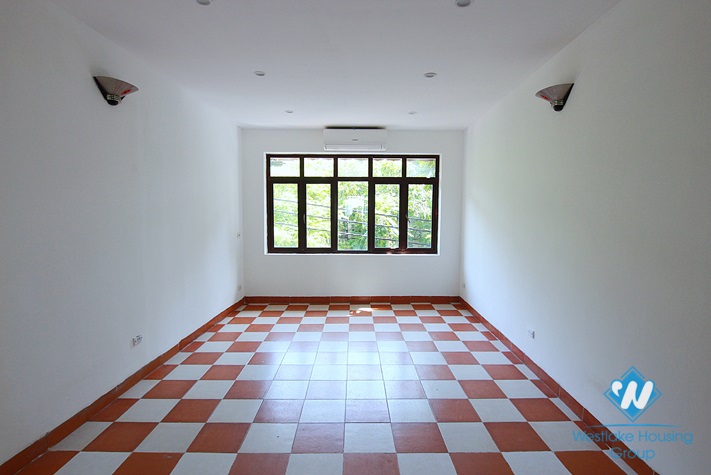 Unfurnished house for rent in Xuan Dieu street, Tay Ho, Ha Noi