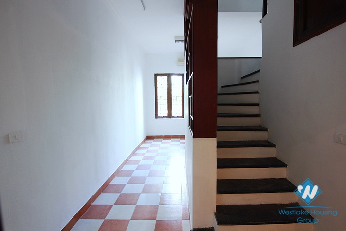 Unfurnished house for rent in Xuan Dieu street, Tay Ho, Ha Noi