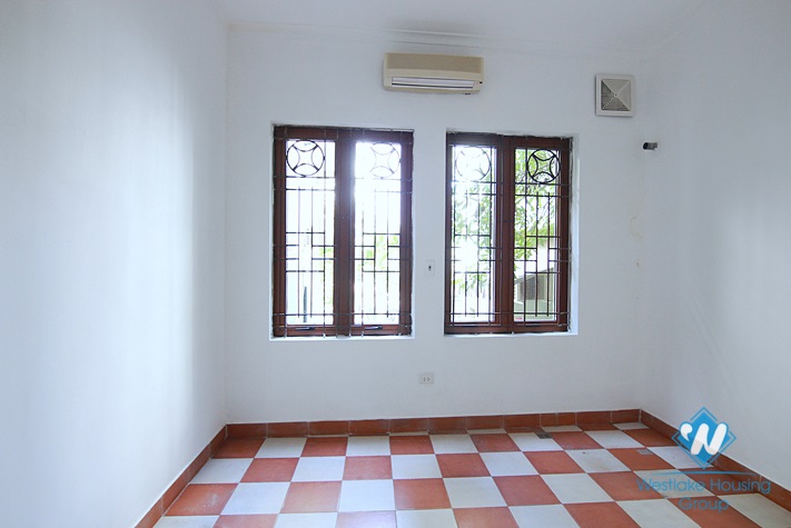 Unfurnished house for rent in Xuan Dieu street, Tay Ho, Ha Noi