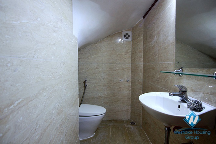 Unfurnished house for rent in Xuan Dieu street, Tay Ho, Ha Noi