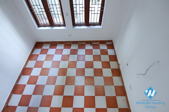 Unfurnished house for rent in Xuan Dieu street, Tay Ho, Ha Noi