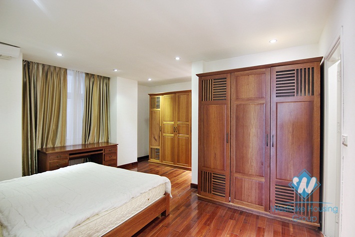 A good deal for 3 bedroom apartment in Xuan dieu, Tay ho, Ha noi