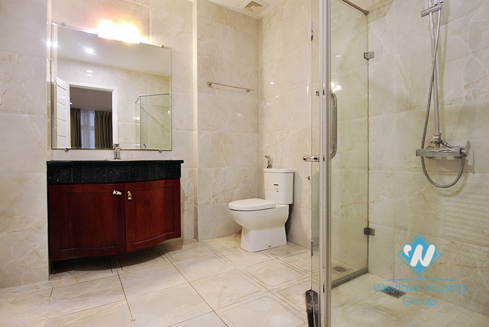 A good deal for 3 bedroom apartment in Xuan dieu, Tay ho, Ha noi