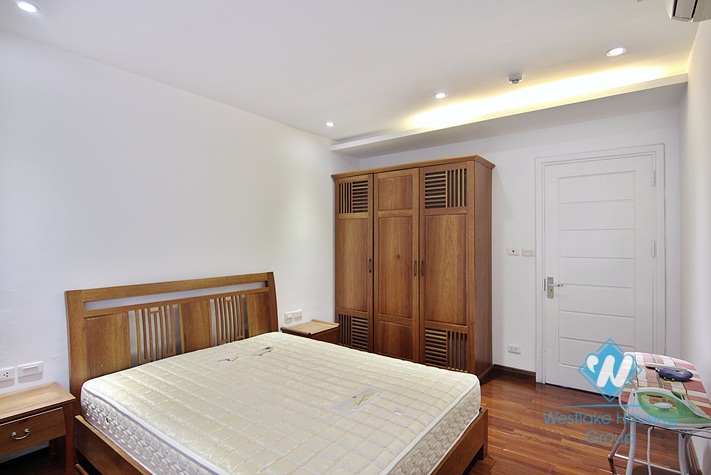 A good deal for 3 bedroom apartment in Xuan dieu, Tay ho, Ha noi