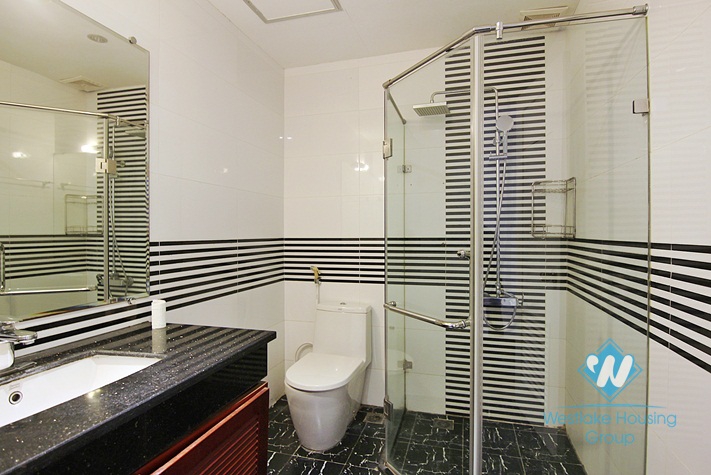 A good deal for 3 bedroom apartment in Xuan dieu, Tay ho, Ha noi