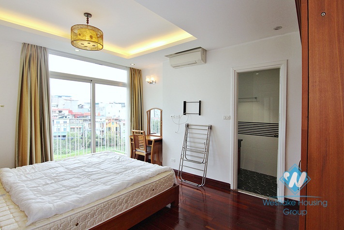 A good deal for 3 bedroom apartment in Xuan dieu, Tay ho, Ha noi