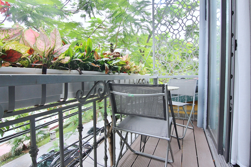 Lake view studio for rent in Trinh Cong Son walking street, Tay Ho