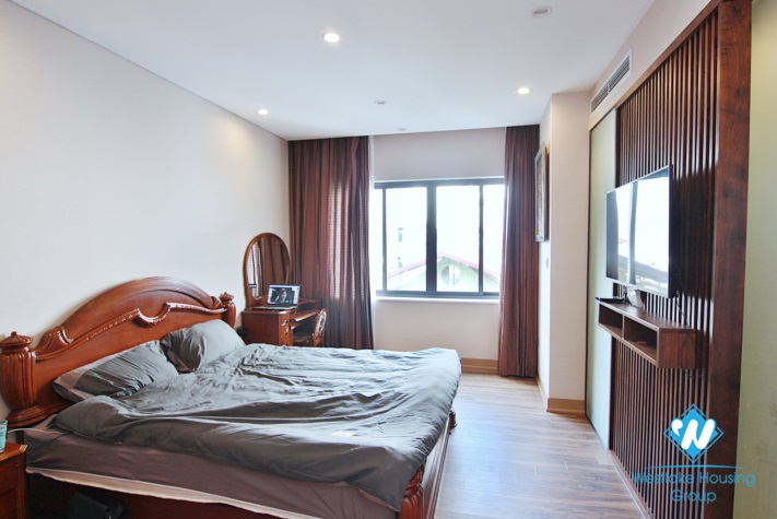 Lake view apartment with big size for rent in Tu Hoa st, Tay Ho District 