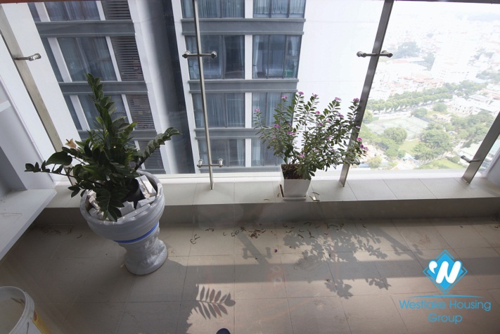 A nice quality apartment with huge balcony for rent on Vinhome Metropolis.