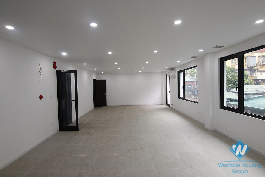 An spacious nice office or shop for rent in Giang Vo street, Ba Dinh district