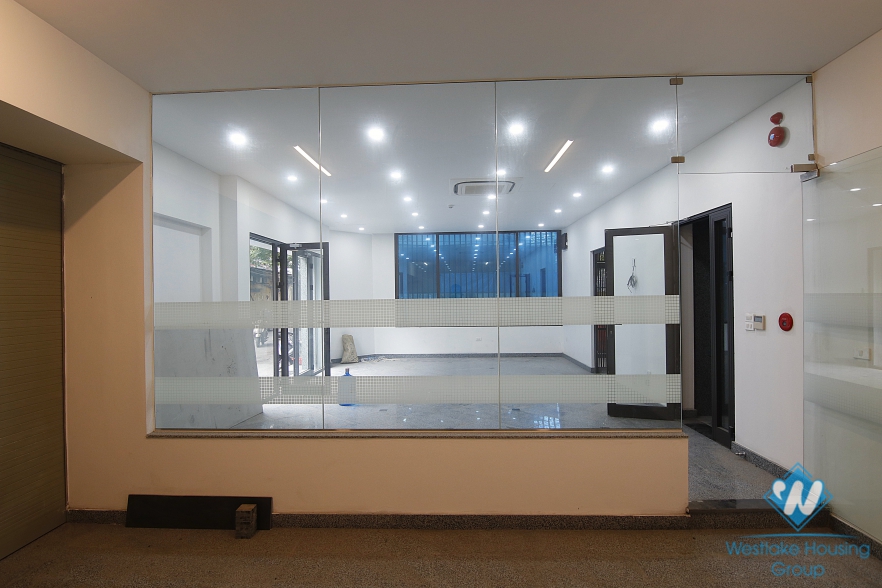 An spacious nice office or shop for rent in Giang Vo street, Ba Dinh district