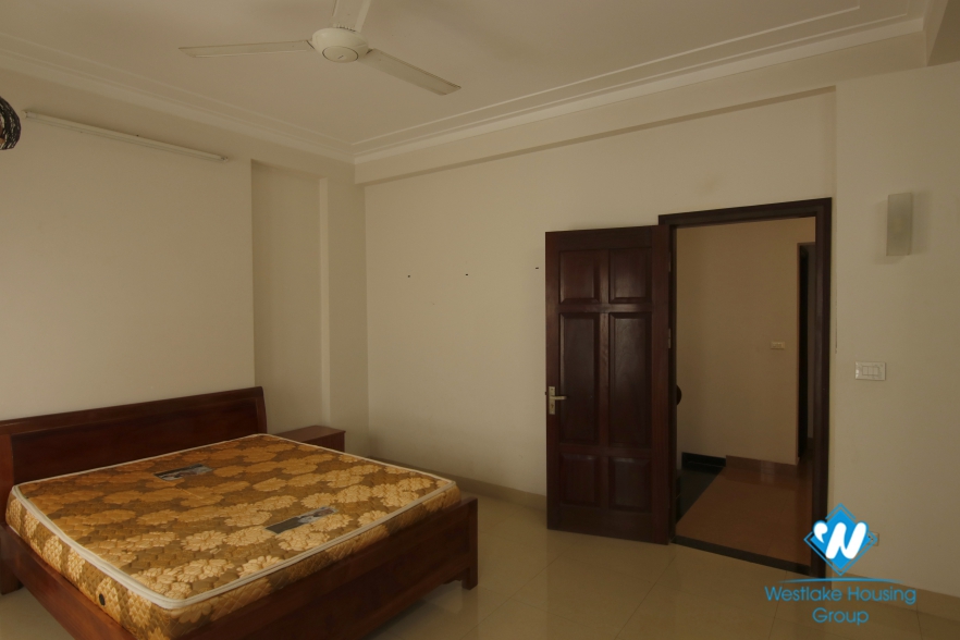 A cozy house with good lighting for rent on Dao Tan street