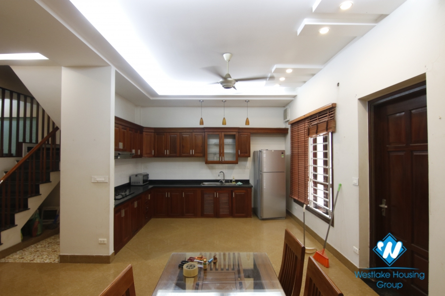 A cozy house with good lighting for rent on Dao Tan street