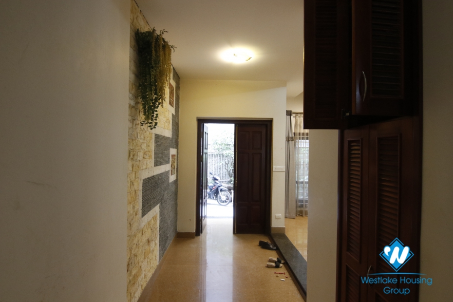 A cozy house with good lighting for rent on Dao Tan street