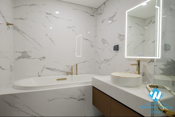 A luxurious 3 bedroom apartment for rent in Sunshine City near Ciputra 