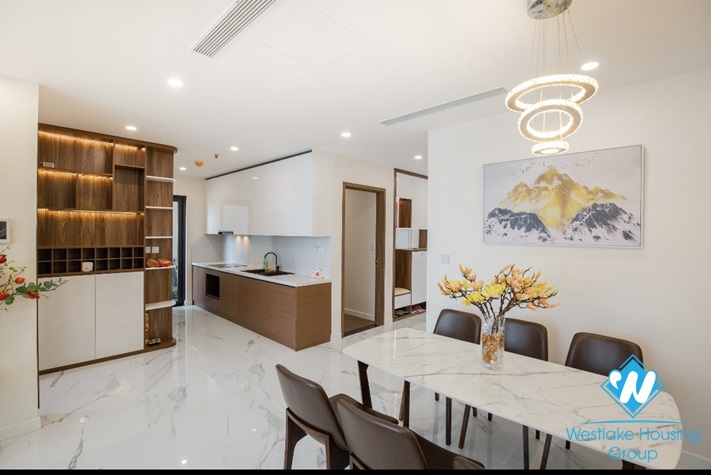 A luxurious 3 bedroom apartment for rent in Sunshine City near Ciputra 