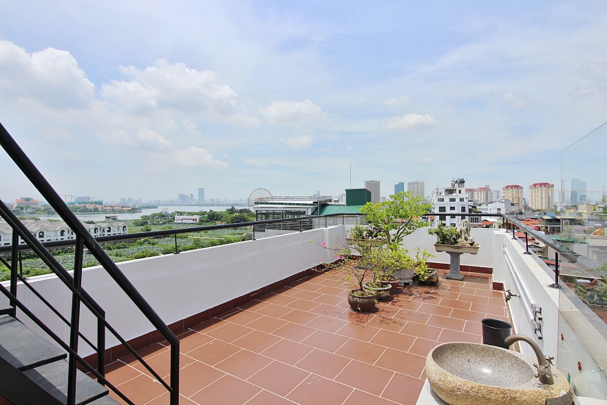Newly and bright studio for rent in Trinh cong son, Tay ho, Ha noi