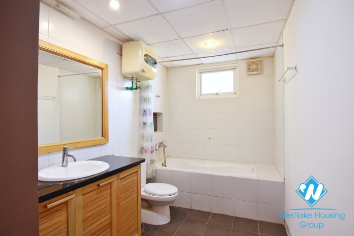 Lake view apartment for rent in Tay Ho Ditsrict, Ha Noi