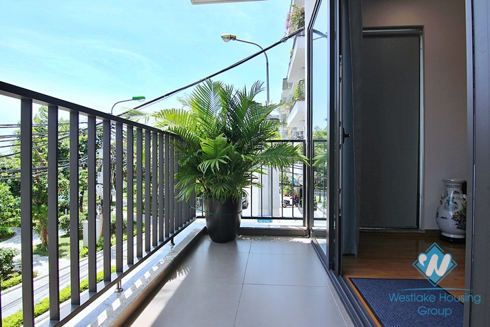 Lake view one bedroom apartment for rent in Tu Hoa st, Tay Ho 