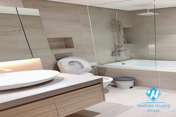  A beautiful lake- view 2 bedrooms apartment with full of light for rent in Truc Bach