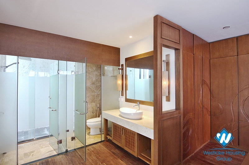Spacious 3-bedroom apartment with lake view in Ho Tay