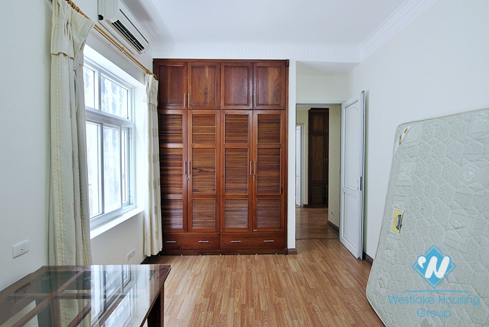 Spacious 3 bedroom apartment with lake view in Tay ho, Ha noi