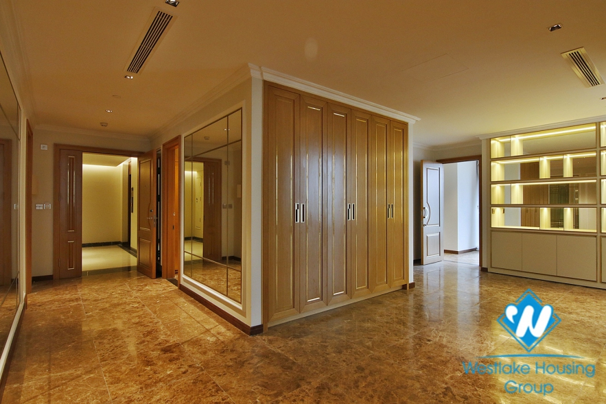 President Suite PENT-HOUSE with grand living room/ reception area. Central location+full services