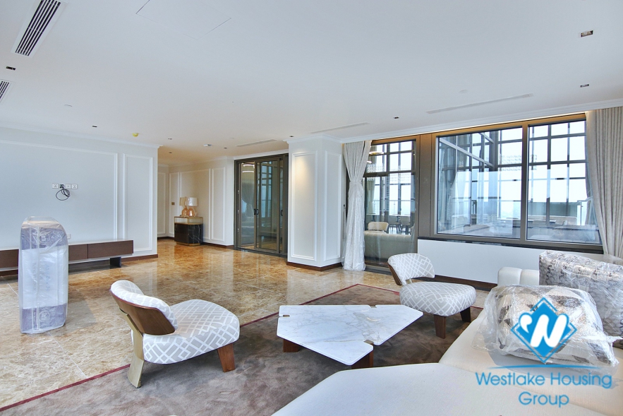 President Suite PENT-HOUSE with grand living room/ reception area. Central location+full services