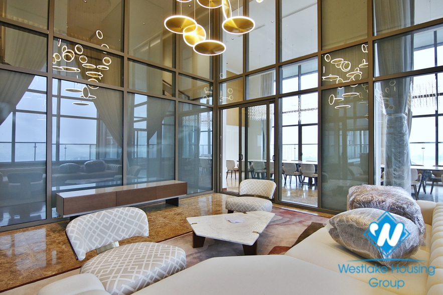 President Suite PENT-HOUSE with grand living room/ reception area. Central location+full services