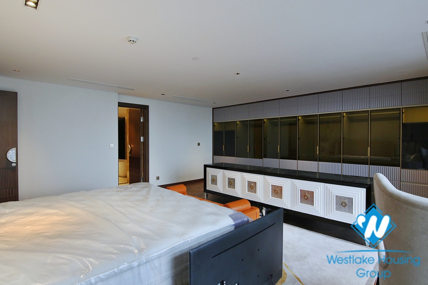 Executive luxury 4 bedrooms  PENTHOUSE in serviced apartment-hotel building, Tay Ho, Ha Noi