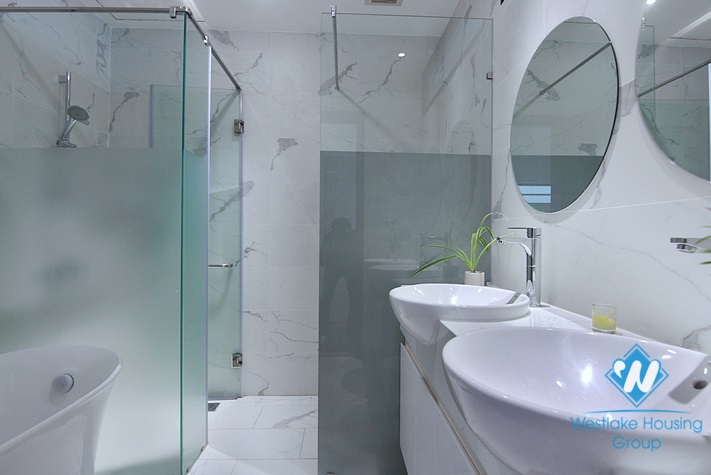 A two-bedroom apartment on the top floor with breathtaking lake view on Tu Hoa street