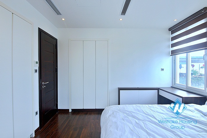 An elegant apartment on top floor for rent on Tu Hoa street