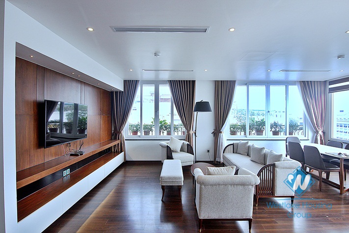 An elegant apartment on top floor for rent on Tu Hoa street