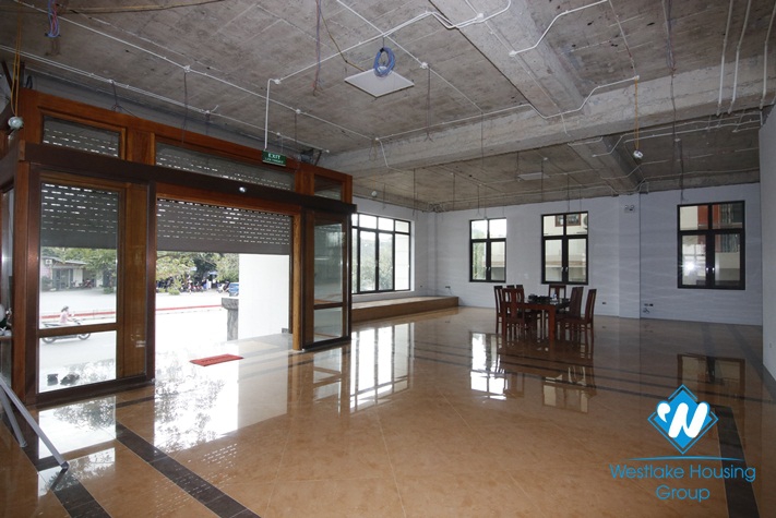 Spacious showroom/office for rent on Co Linh street, Long Bien, Hanoi