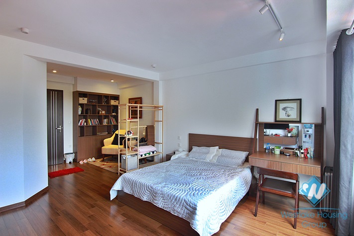 Lake view penstudio for rent in Tu Hoa, Tay Ho