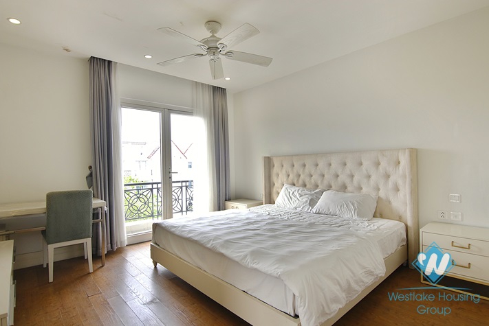 Villa adjacent to big garden for rent at Vinhome Riverside Long Bien Hanoi