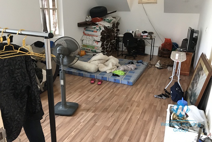 An unfurnished local house for rent on Nghi Tam street, Tay Ho District