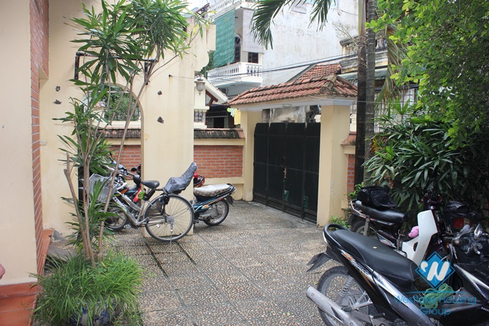 3-floor, unfurnished  house for rent in Xuan Dieu street