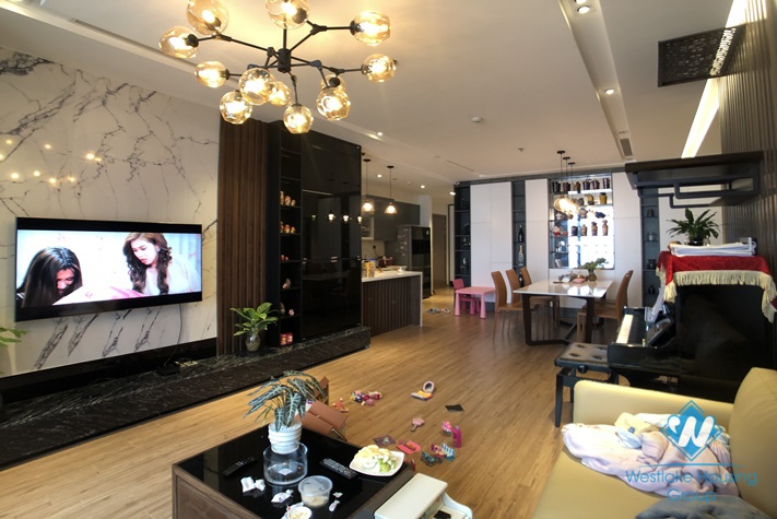 A gorgeous, stunning 3 bedroom apartment for rent in Vinhomes Metropolis, Ba Dinh
