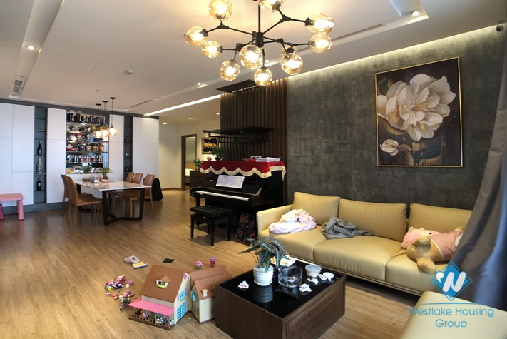 A gorgeous, stunning 3 bedroom apartment for rent in Vinhomes Metropolis, Ba Dinh