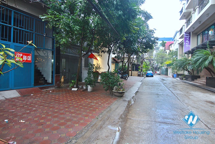 An office for rent in alley 111 Xuan dieu st (or alley 275 Au Co st), Tay Ho district, Ha Noi